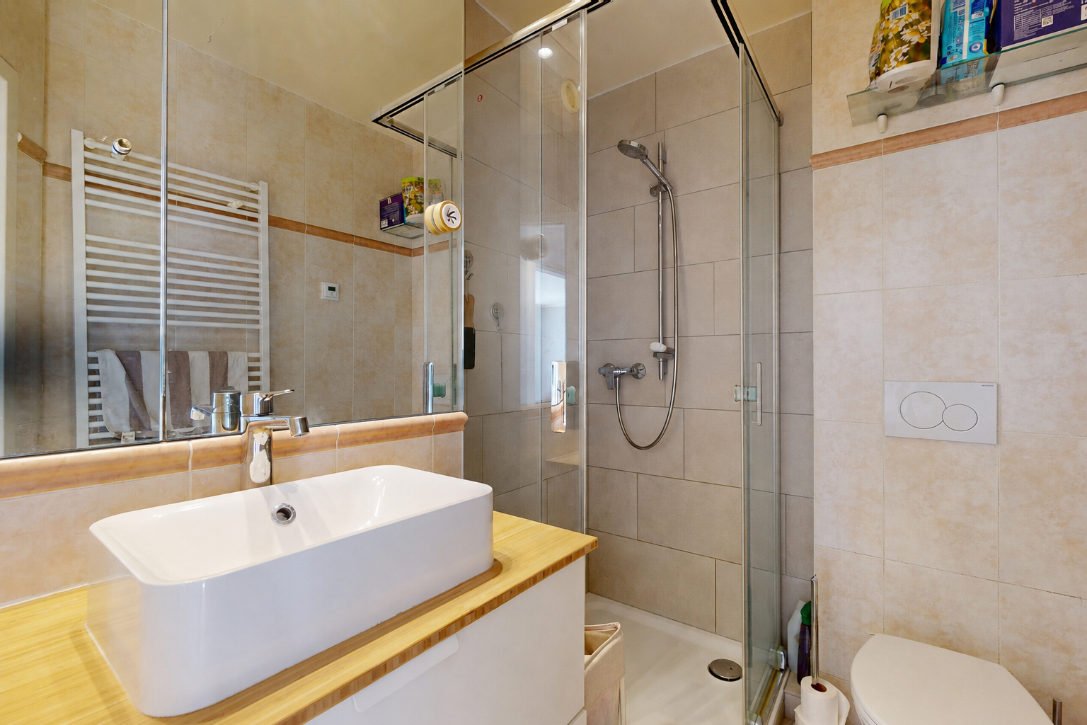salle de bains avec mur en carrelage, tile wall, lavabo (ou coiffeuse selon le contexte), salle de bain complète, et douche
