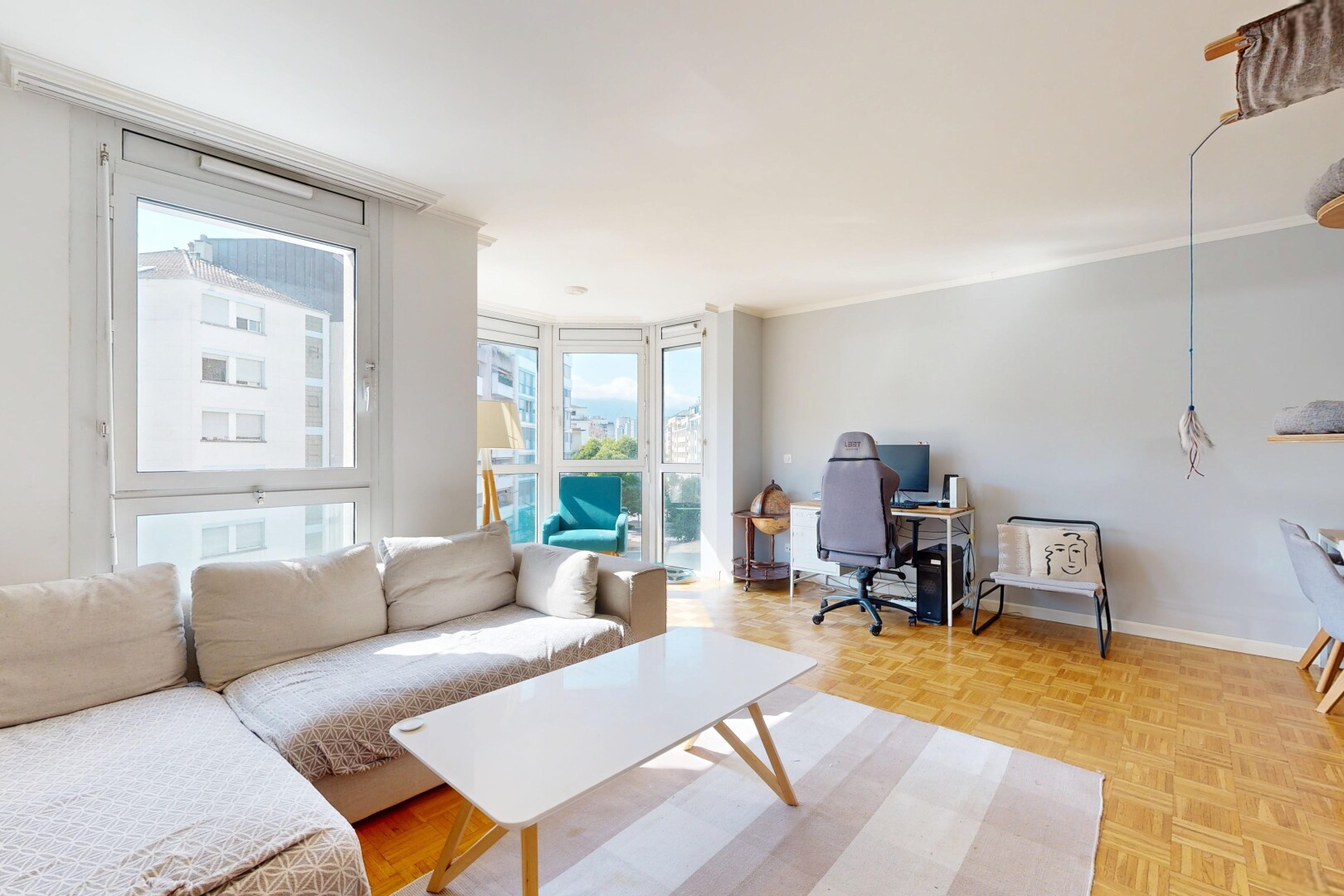 salon avec cloison sèche, drywall, inside property, sol en finition bois, et wood finish floor
