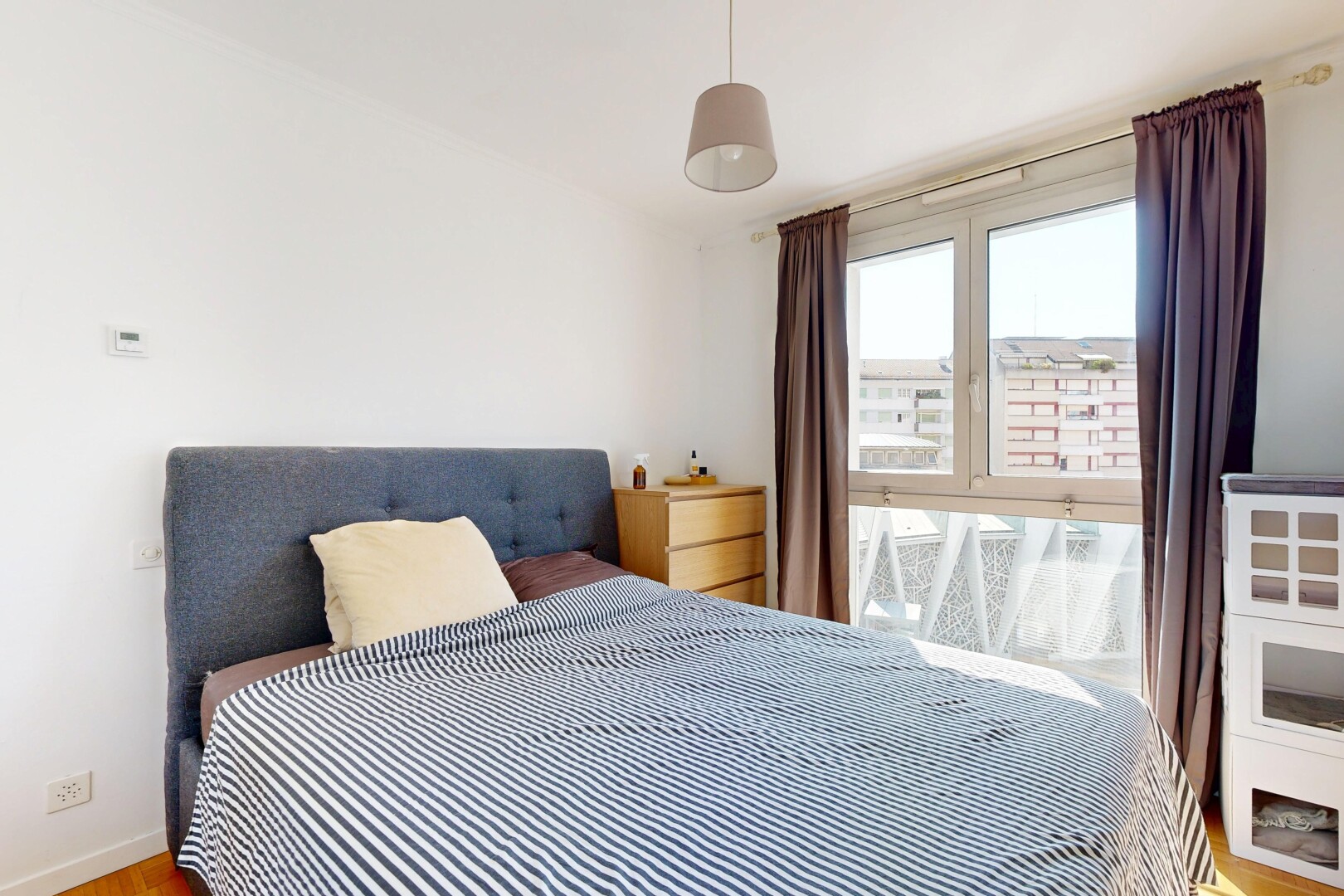 chambre avec cloison sèche, drywall, sol en finition bois, wood finish floor, et inside property