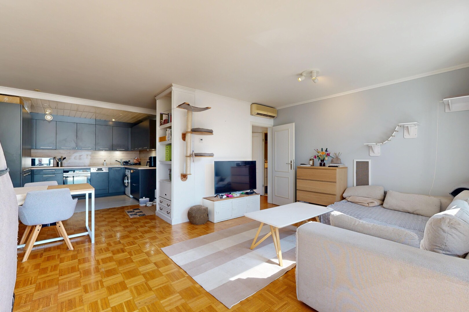 salon / salle à manger avec parquet floor, inside property, sol en finition bois, wood finish floor, et cloison sèche