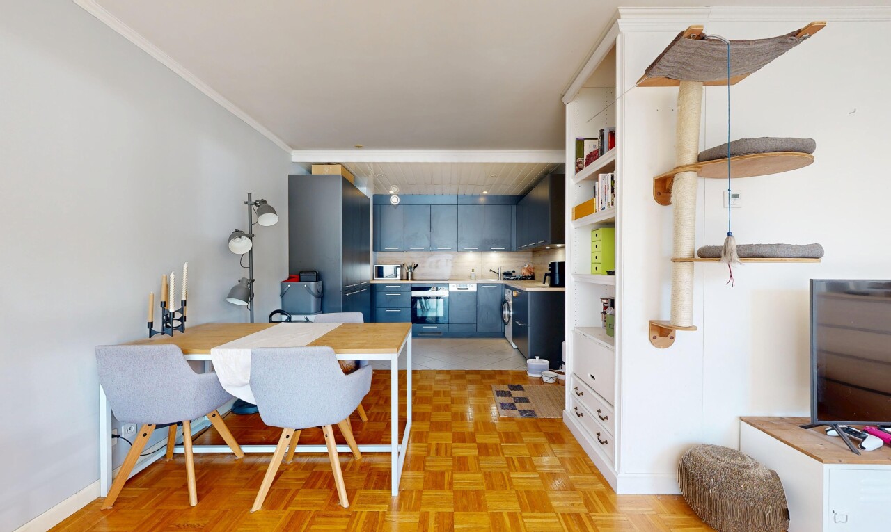 cuisine avec blue cabinets, armoires bleues, cloison sèche, drywall, et parquet floor