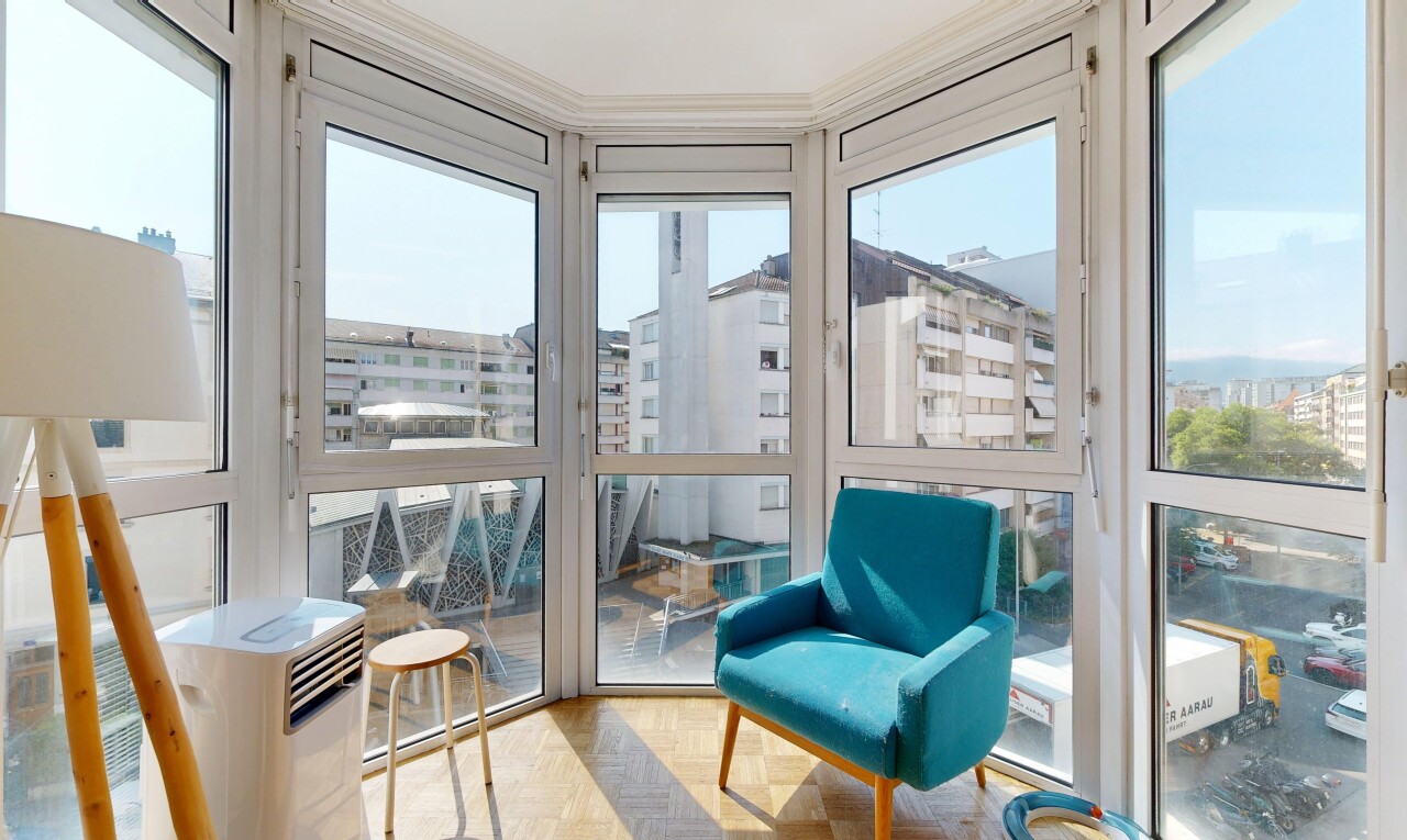 espace intérieur avec window, interior, véranda, parquet floor, et sol en finition bois