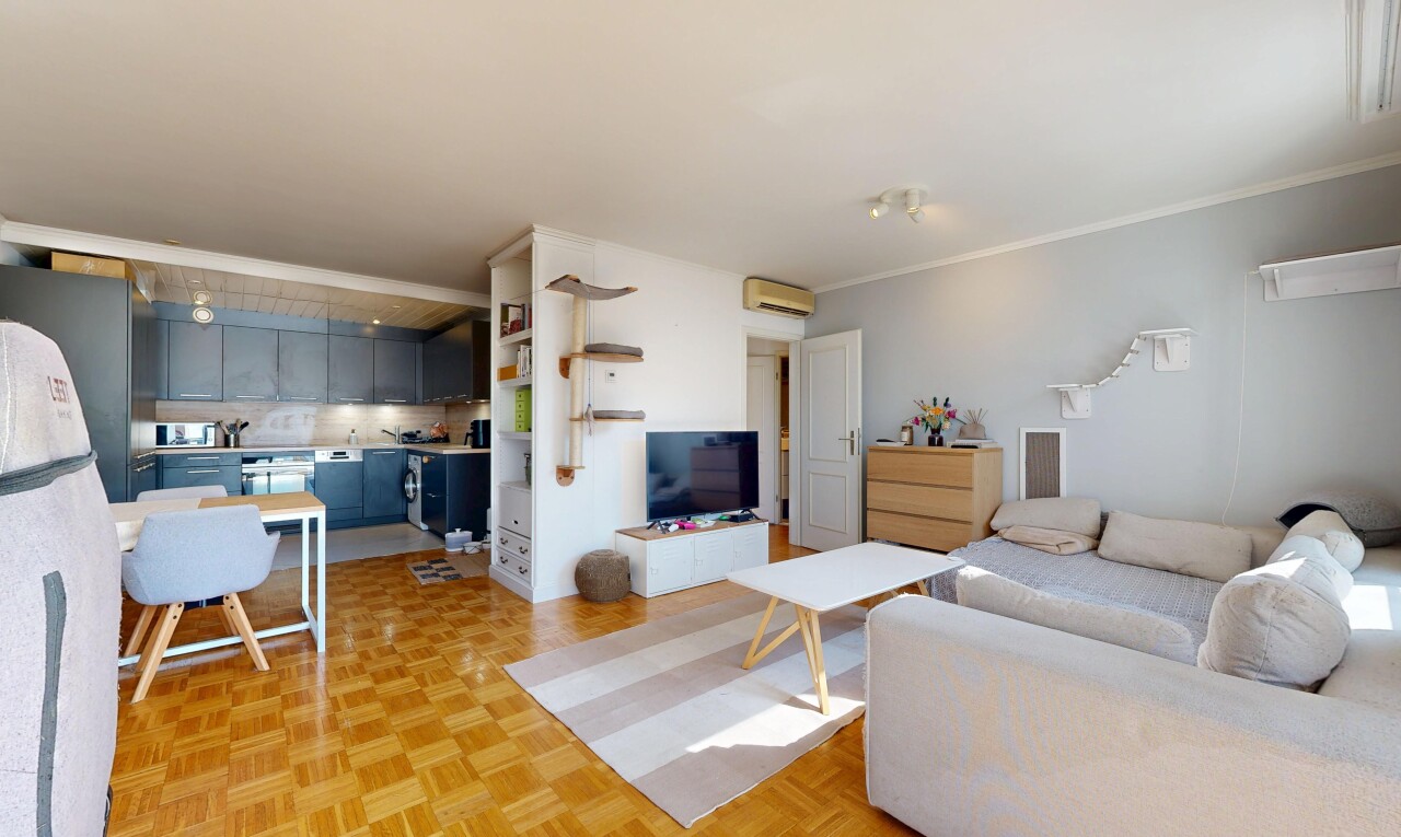 salon / salle à manger avec parquet floor, inside property, sol en finition bois, wood finish floor, et cloison sèche