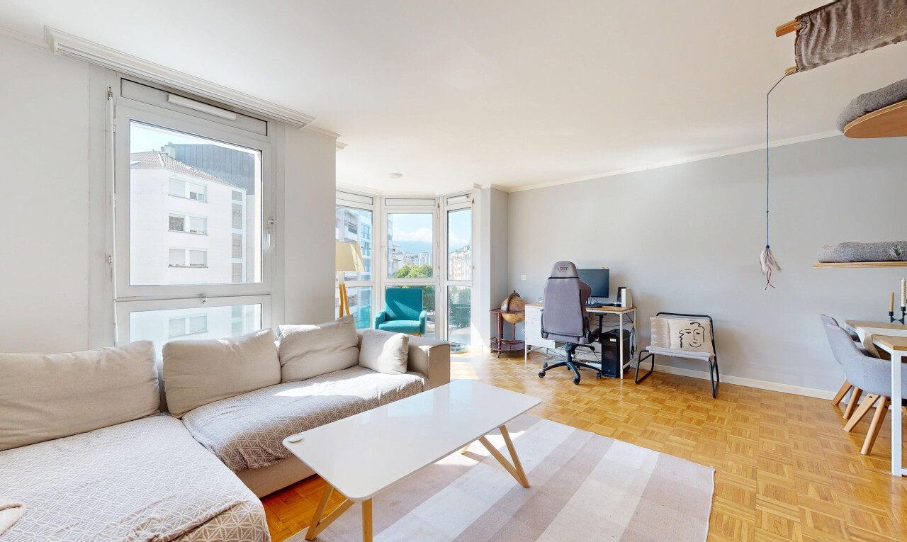 salon avec cloison sèche, drywall, inside property, sol en finition bois, et wood finish floor