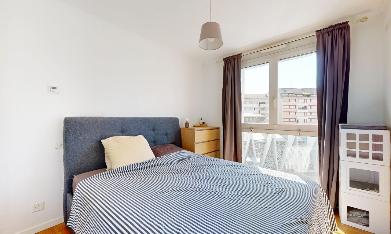 chambre avec cloison sèche, drywall, sol en finition bois, wood finish floor, et inside property