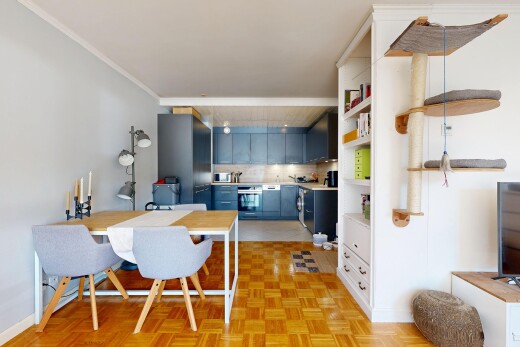 cuisine avec blue cabinets, armoires bleues, cloison sèche, drywall, et parquet floor
