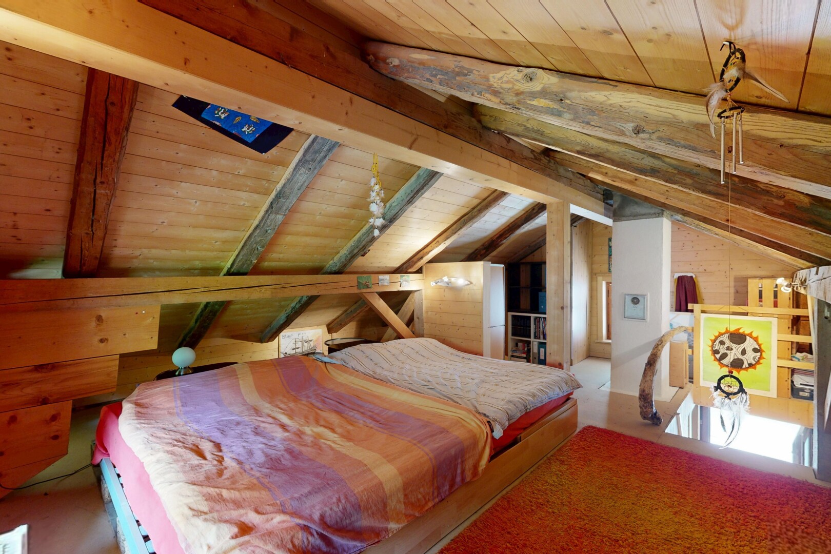 chambre avec plafond en bois, wood ceiling, plafond à poutres, beamed ceiling, et inside property