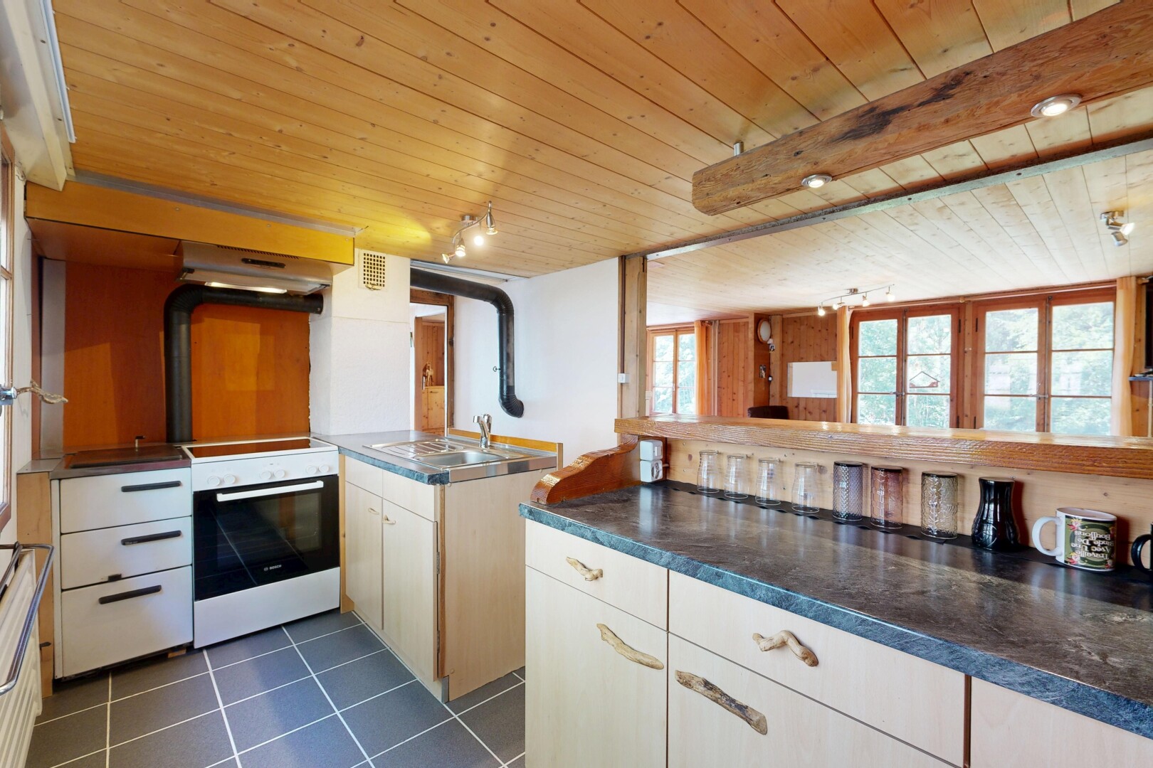 cuisine avec dark floor, plafond en bois, wood ceiling, cuisinière, et inside property