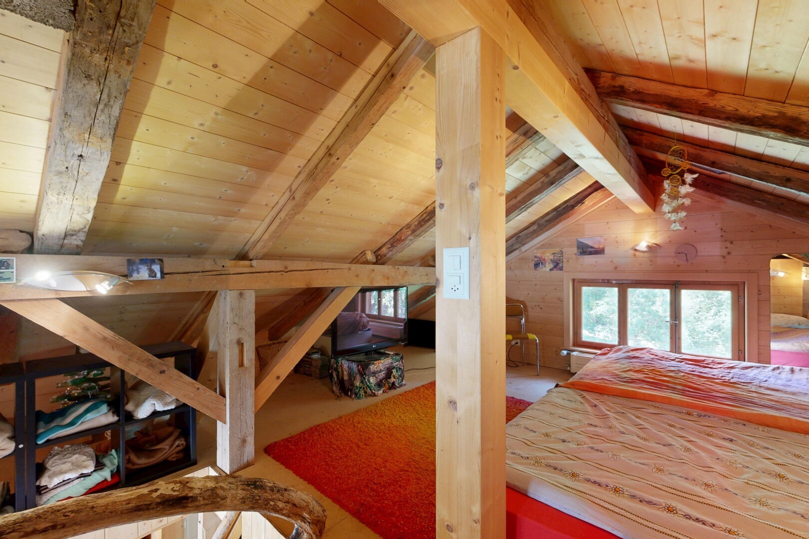 chambre avec plafond en bois, wood ceiling, plafond à poutres, beamed ceiling, et inside property