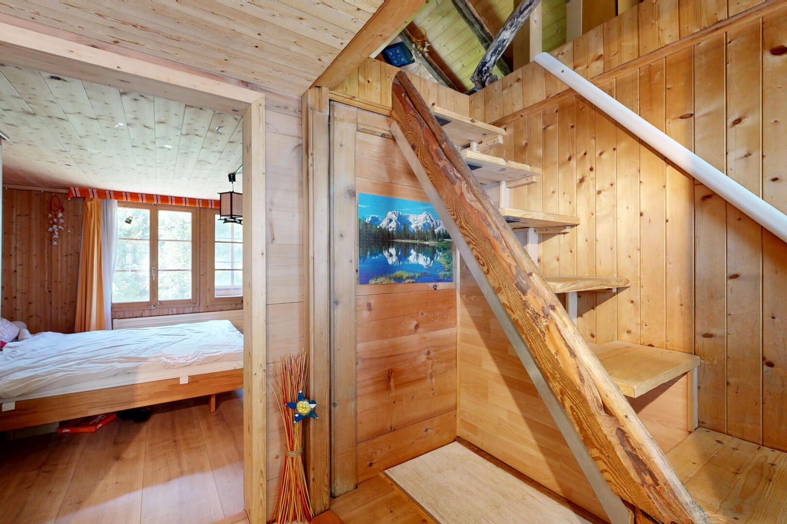 chambre avec plafond en bois, wood ceiling, mur en bois, wood wall, et sol en finition bois