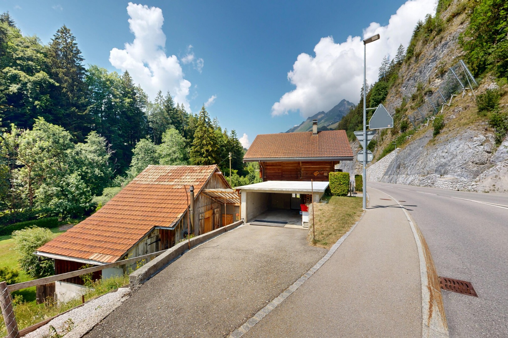façade avec day time, property visible, et toit en tuiles