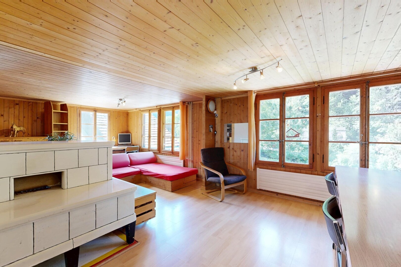 salon avec plafond en bois, wood ceiling, light floor, inside property, et mur en bois