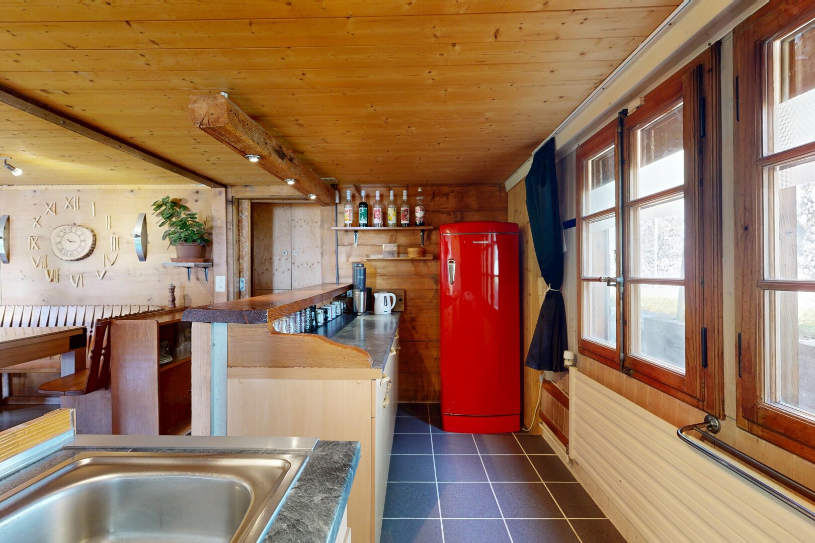 cuisine avec dark floor, réfrigérateur, inside property, plafond en bois, et wood ceiling