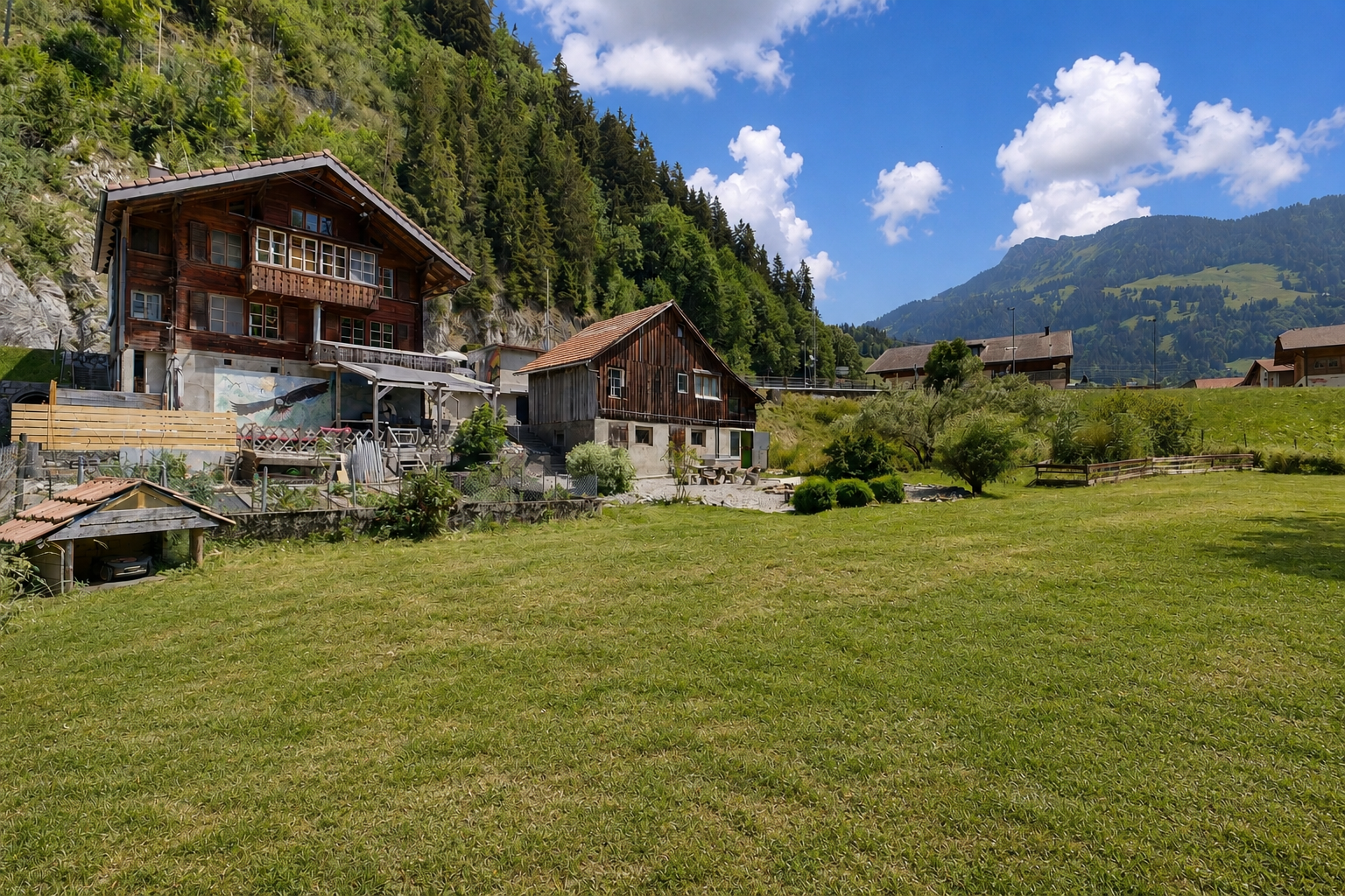 façade avec mountain view, vue sur la montagne, day time, pelouse, et balcon