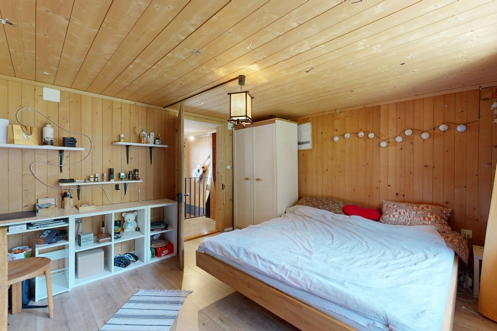 chambre avec plafond en bois, wood ceiling, inside property, sol en finition bois, et wood finish floor