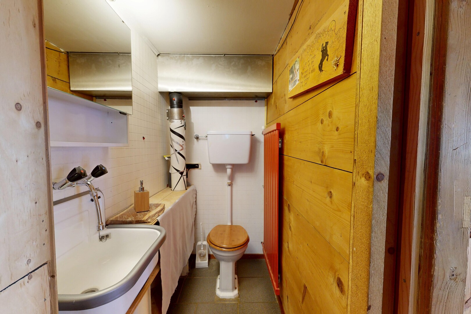 salle de bains avec inside property, évier, toilette, sol en carrelage, et tile floor