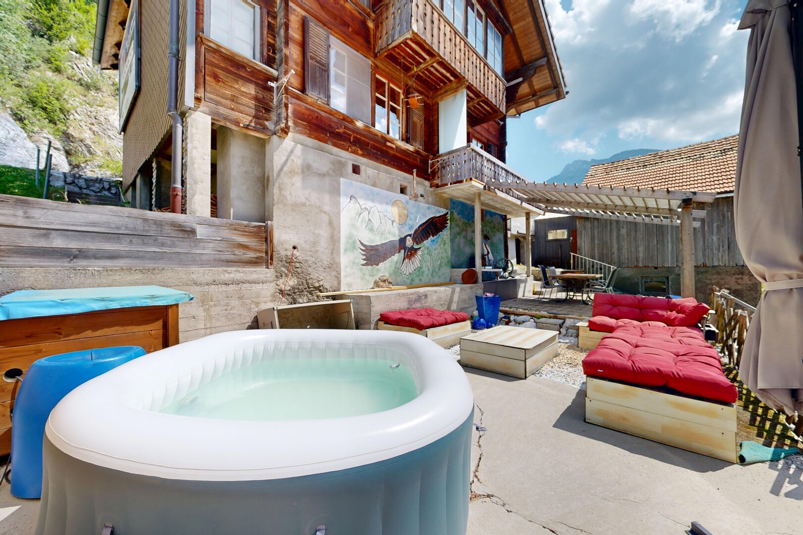 piscine avec bain à remous, clôture, terrasse, espace de vie extérieur, et day time