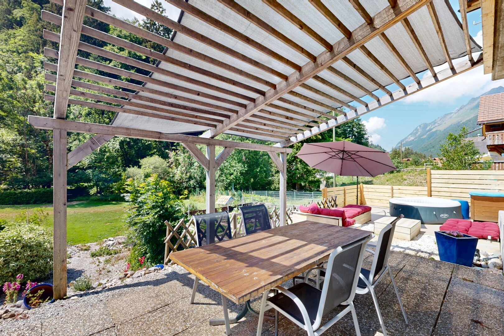 terrasse avec coin repas extérieur, bain à remous, from property, pergola, et day time