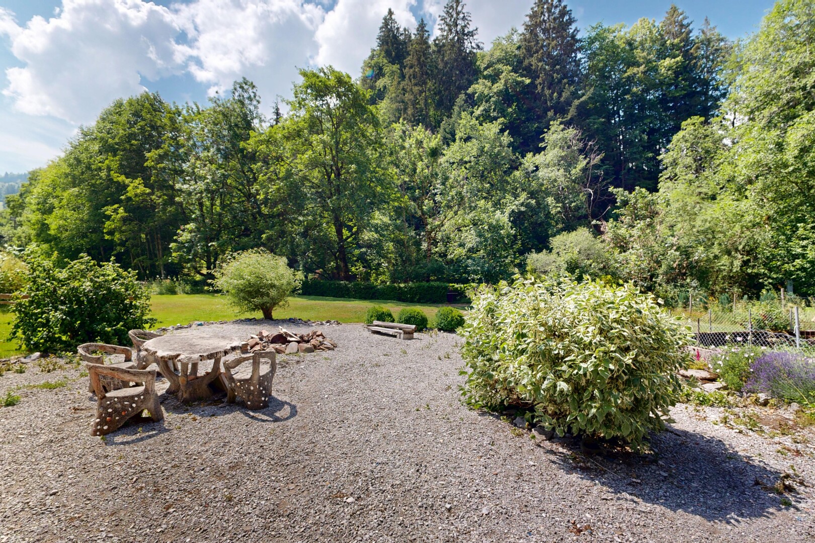 jardin avec day time et foyer extérieur
