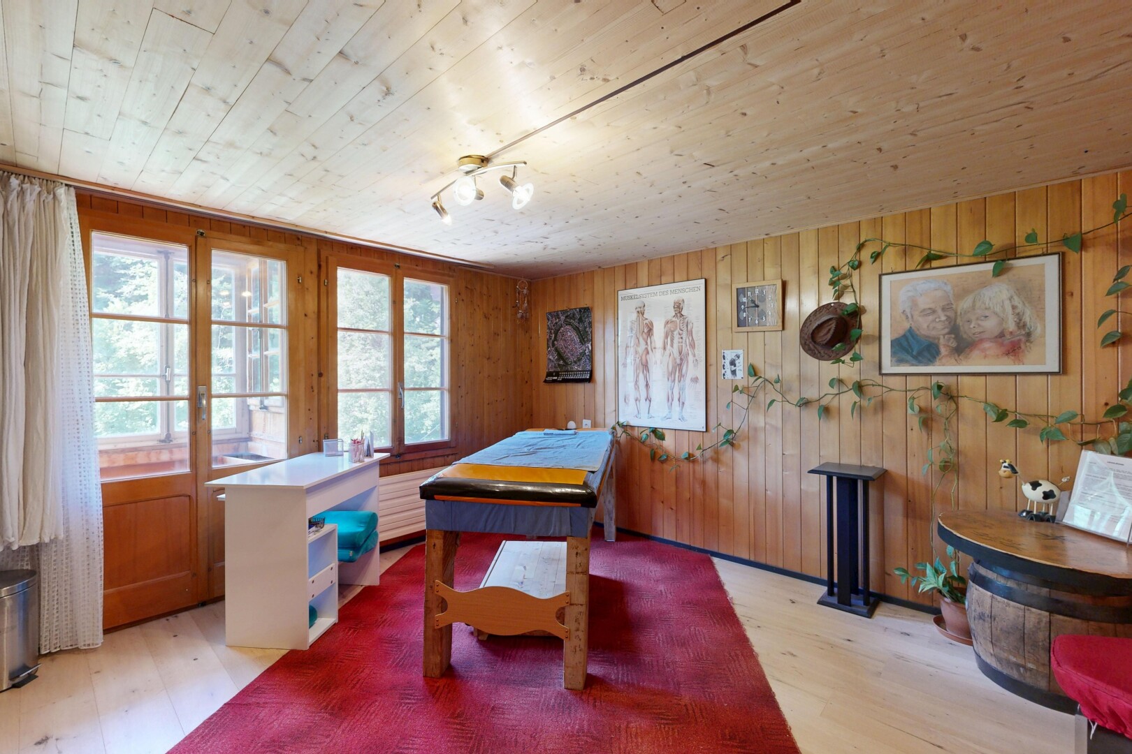 salle à manger avec sol en finition bois, wood finish floor, inside property, plafond en bois, et wood ceiling