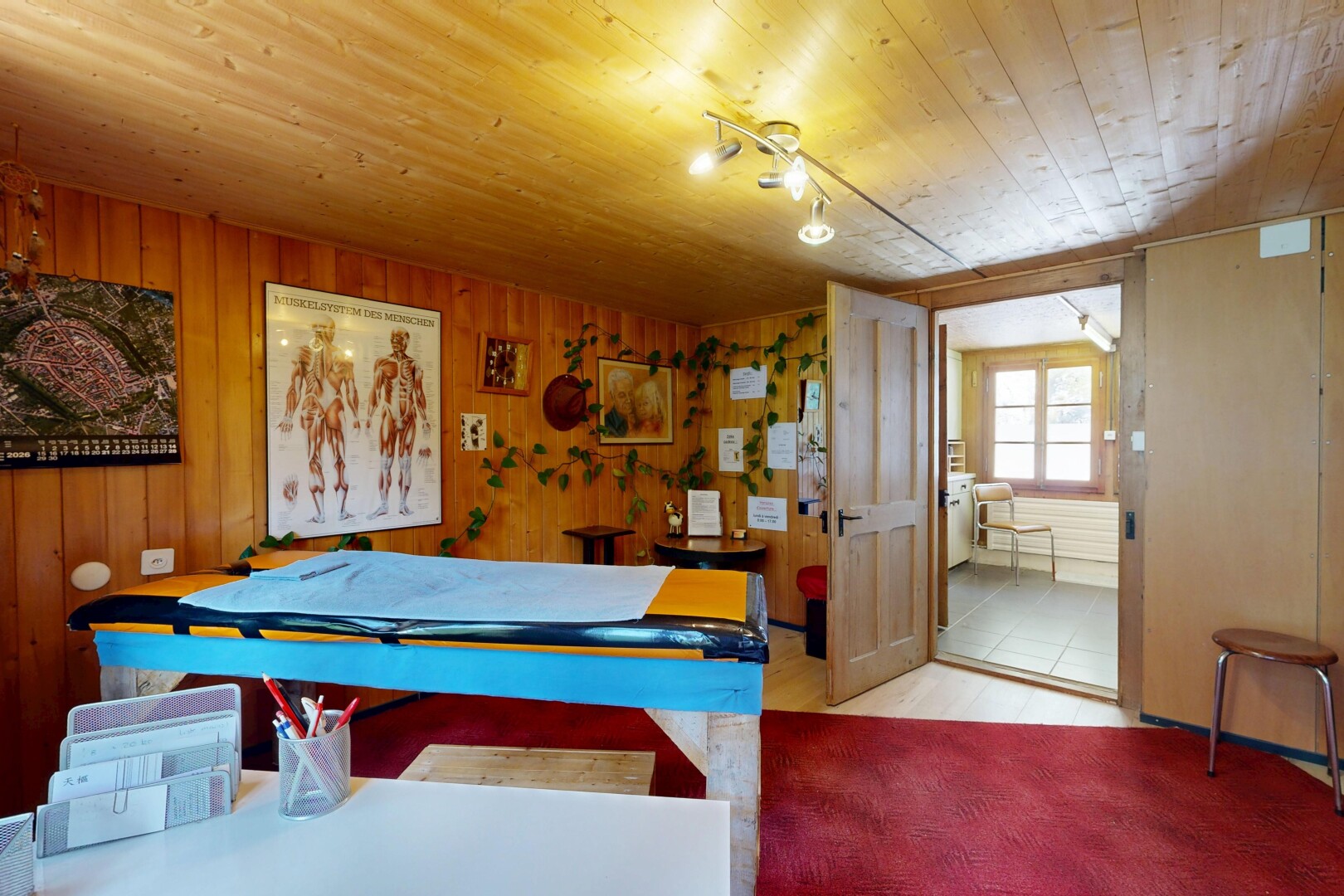 chambre avec mur en bois, wood wall, inside property, plafond en bois, et wood ceiling