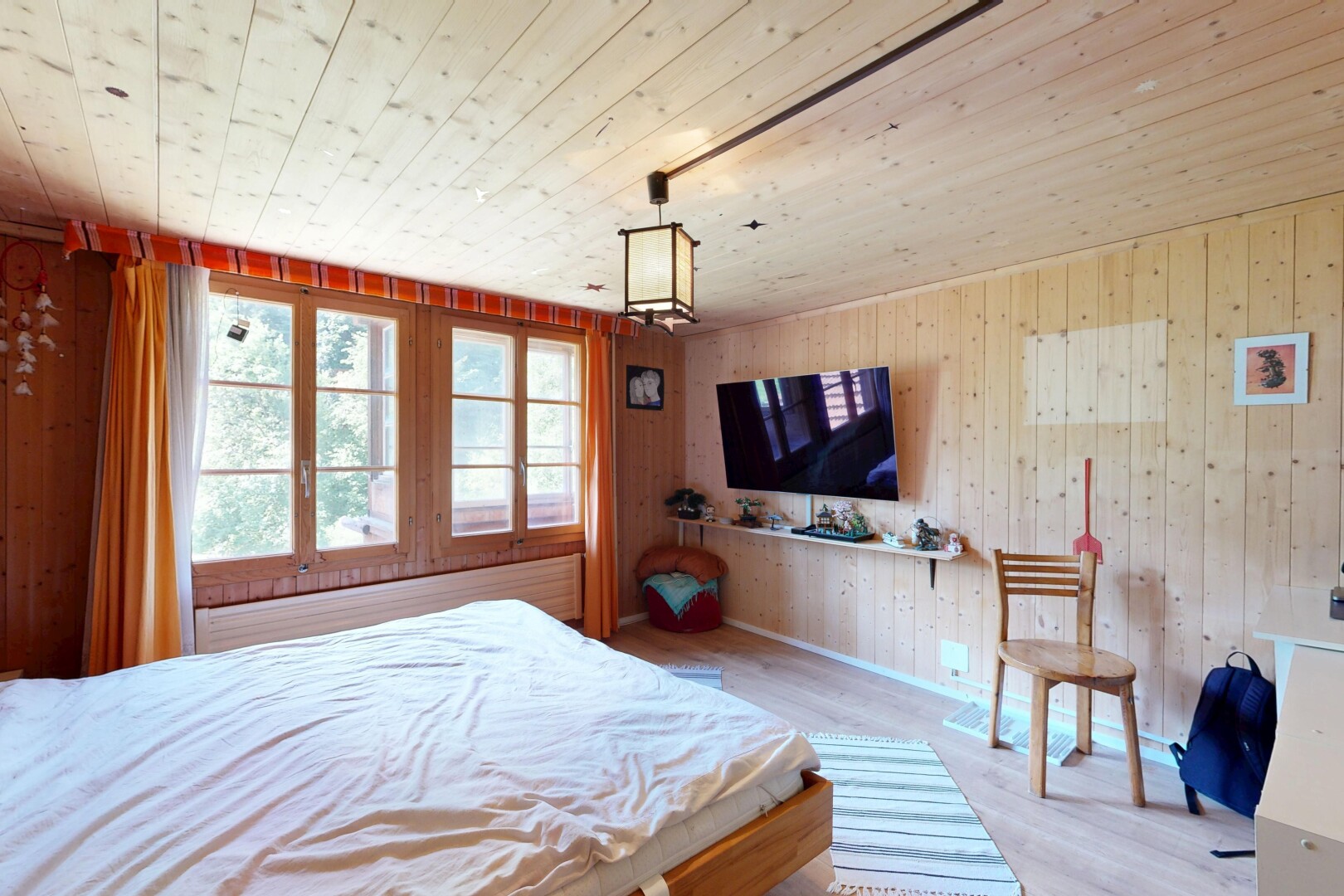 chambre avec plafond en bois, wood ceiling, sol en finition bois, wood finish floor, et inside property