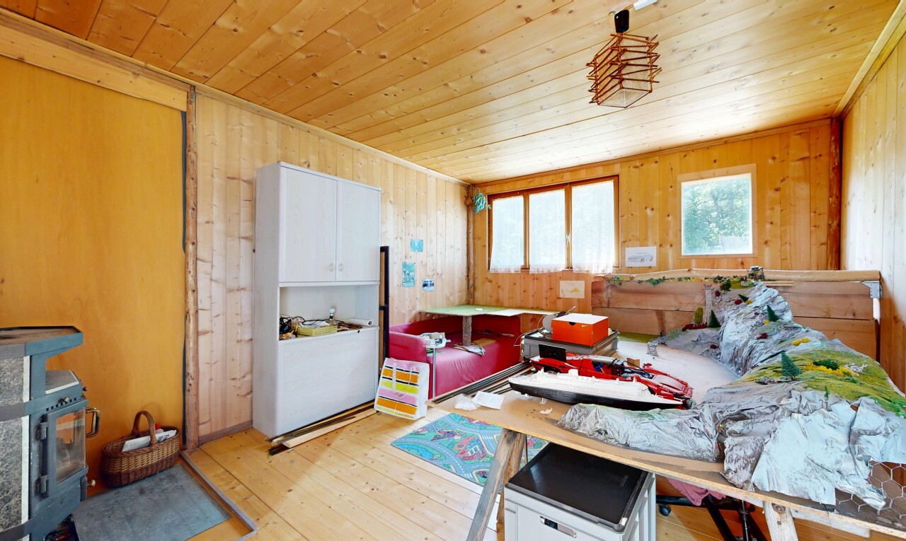 salon avec plafond en bois, wood ceiling, sol en finition bois, wood finish floor, et inside property