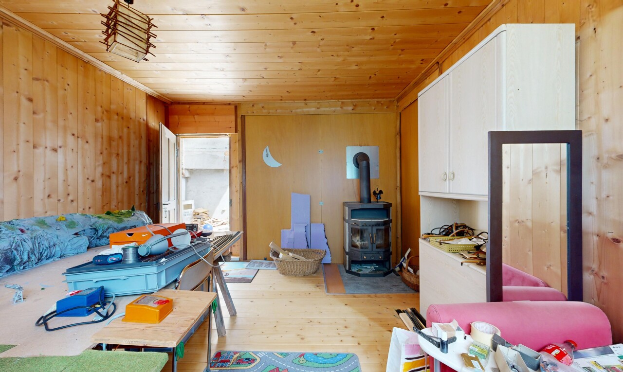 cuisine avec light floor, inside property, armoires blanches, white cabinets, et sol en finition bois