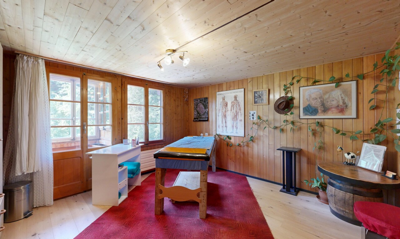 salle à manger avec sol en finition bois, wood finish floor, inside property, plafond en bois, et wood ceiling