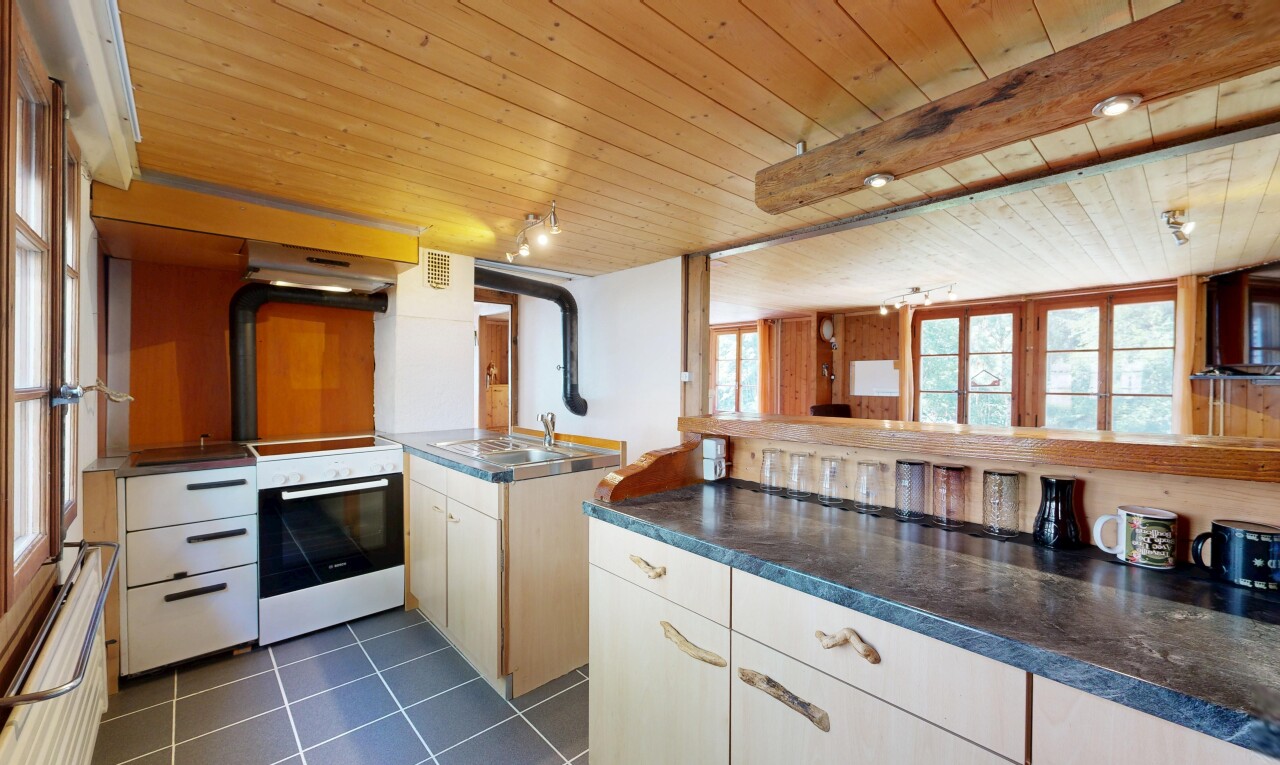 cuisine avec dark floor, plafond en bois, wood ceiling, cuisinière, et inside property