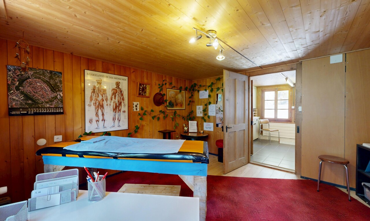 chambre avec mur en bois, wood wall, inside property, plafond en bois, et wood ceiling