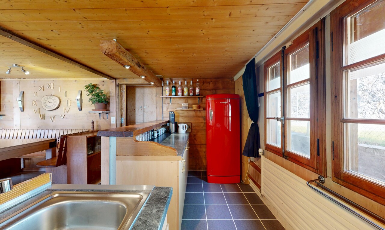 cuisine avec dark floor, réfrigérateur, inside property, plafond en bois, et wood ceiling