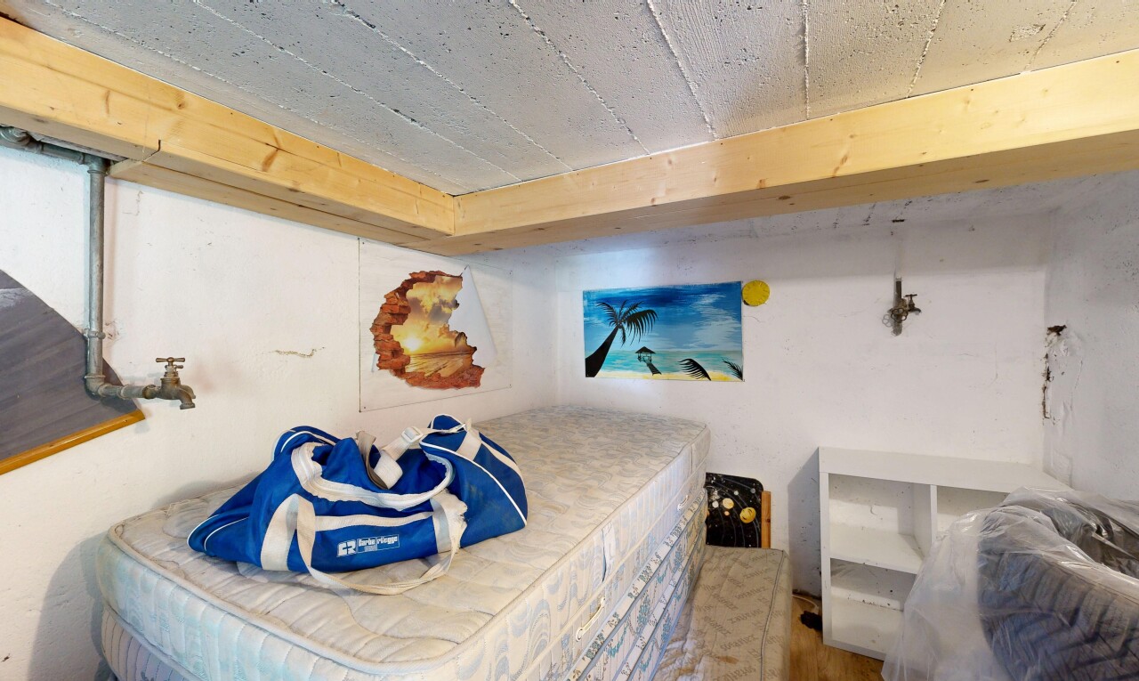 chambre avec sous-sol et inside property