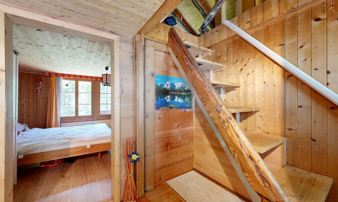 chambre avec plafond en bois, wood ceiling, mur en bois, wood wall, et sol en finition bois