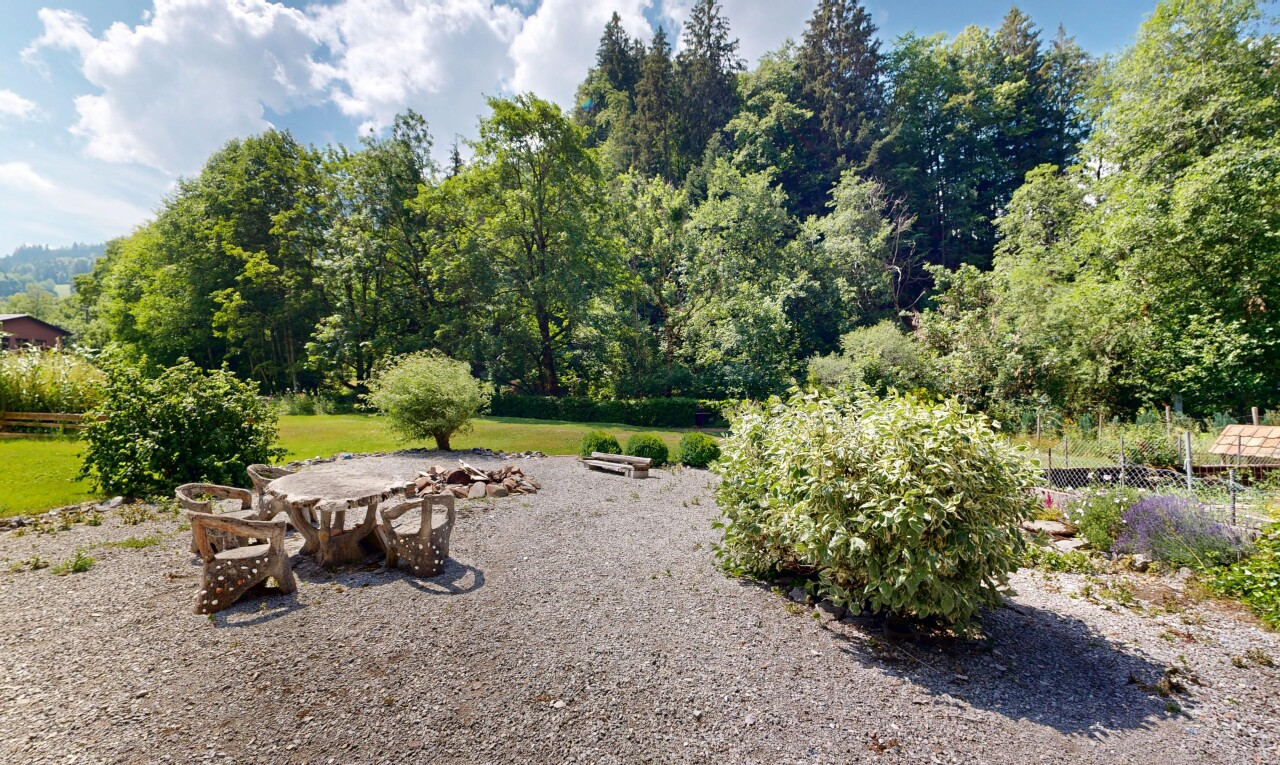 jardin avec day time et foyer extérieur