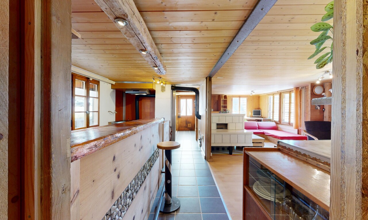 cuisine avec inside property, dark floor, plafond en bois, wood ceiling, et lumière naturelle