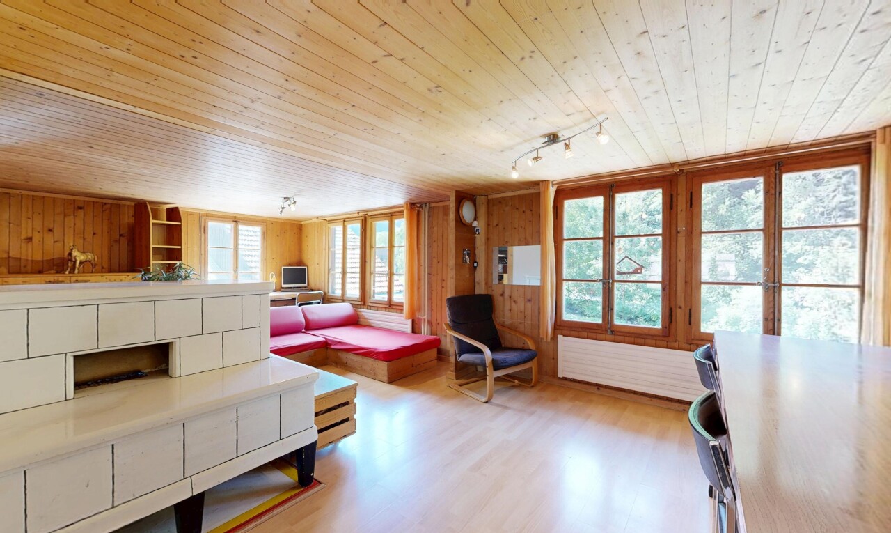 salon avec plafond en bois, wood ceiling, light floor, inside property, et mur en bois