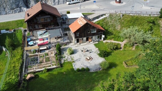 jardin avec property visible, balcon, et pelouse