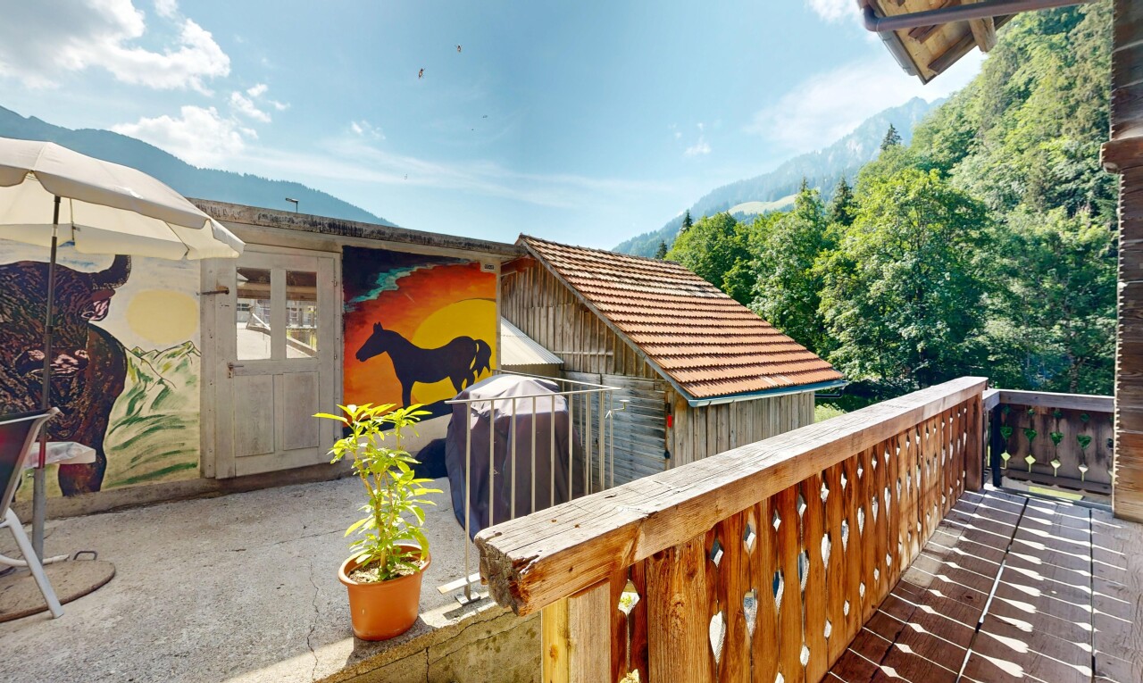 balcon avec from property, day time, et portes-fenêtres