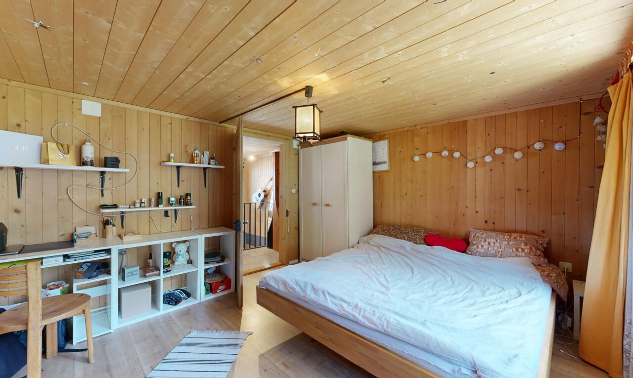chambre avec plafond en bois, wood ceiling, inside property, sol en finition bois, et wood finish floor