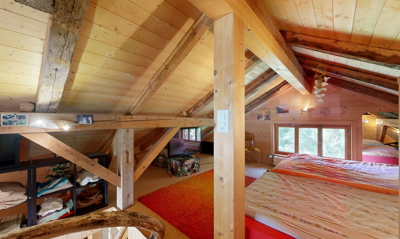 chambre avec plafond en bois, wood ceiling, plafond à poutres, beamed ceiling, et inside property