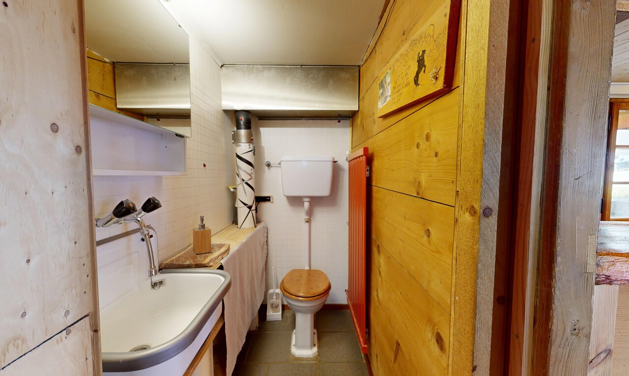 salle de bains avec inside property, évier, toilette, sol en carrelage, et tile floor