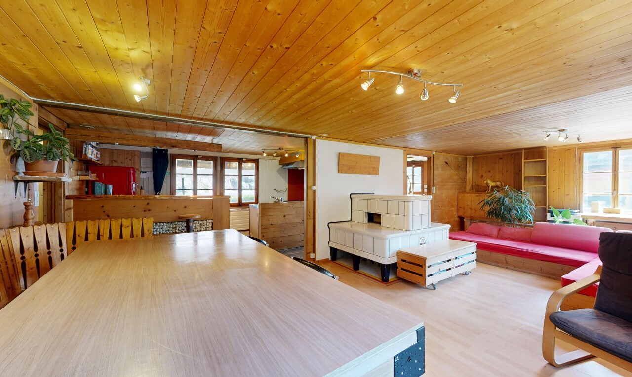 salon / salle à manger avec mur en bois, wood wall, lumière naturelle, natural light, et inside property