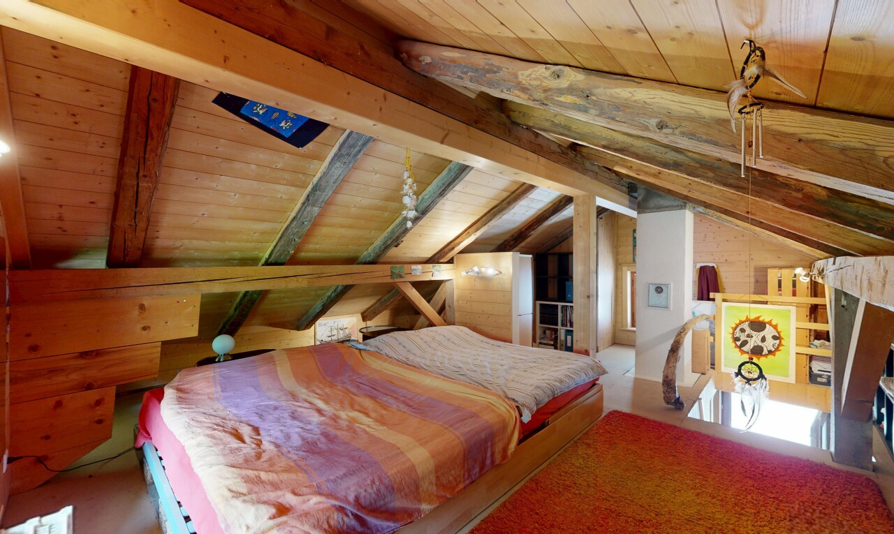 chambre avec plafond en bois, wood ceiling, plafond à poutres, beamed ceiling, et inside property