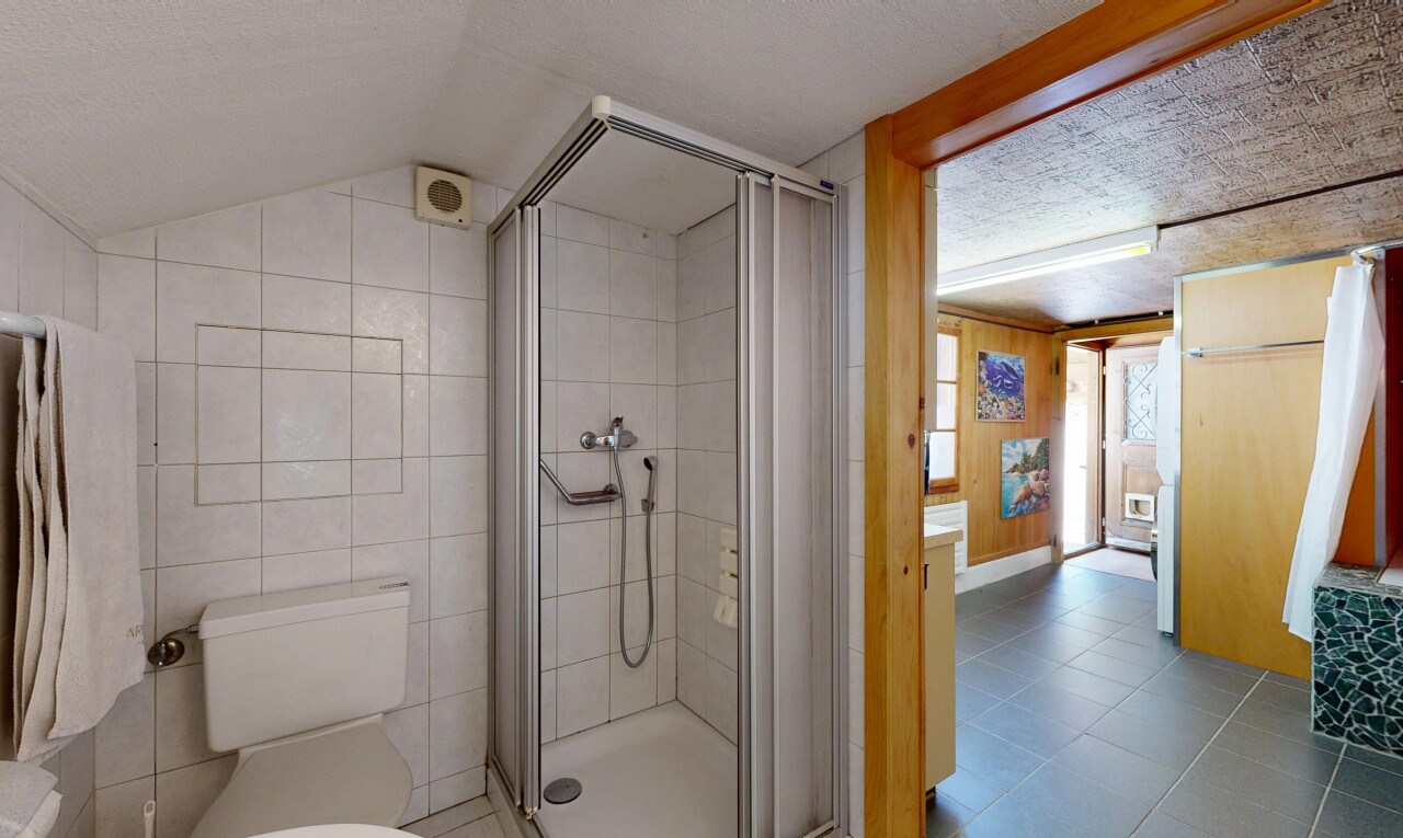 salle de bains avec douche, salle de bain complète, toilette, inside property, et lumière naturelle