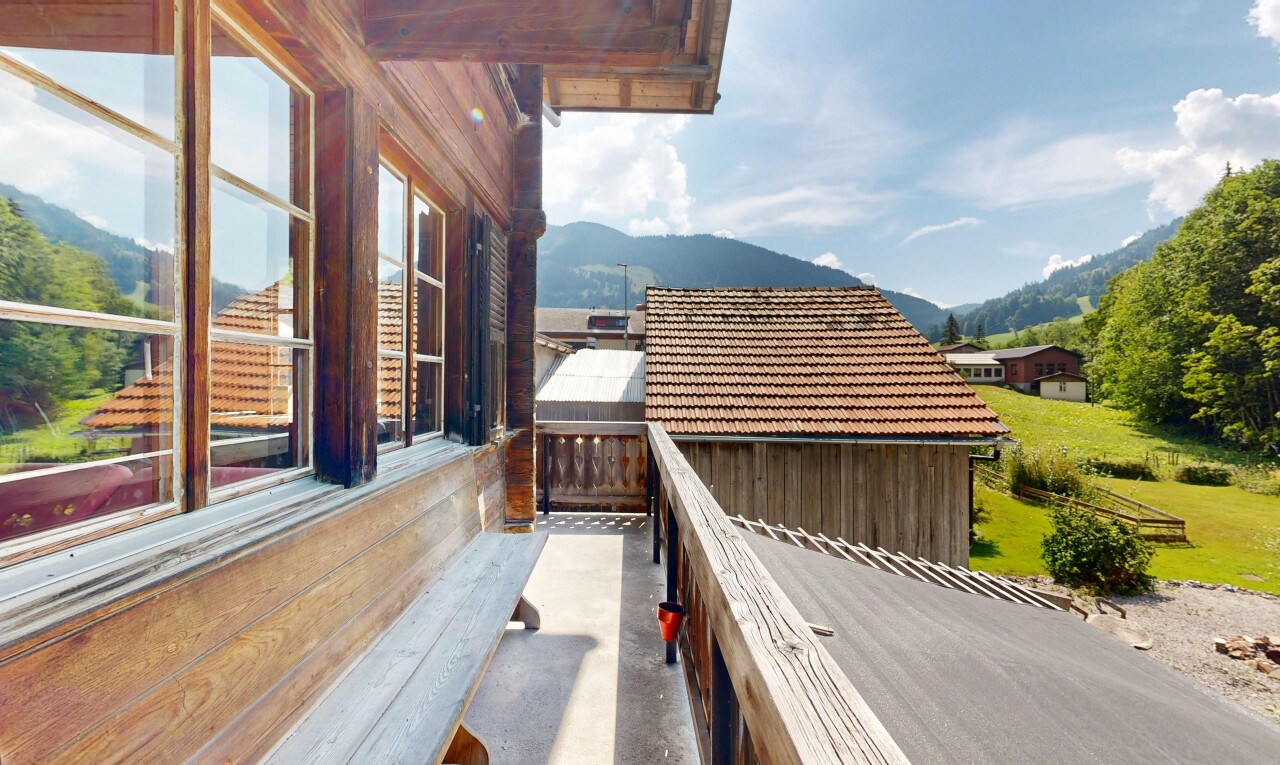 balcon avec mountain view, vue sur la montagne, day time, et from property