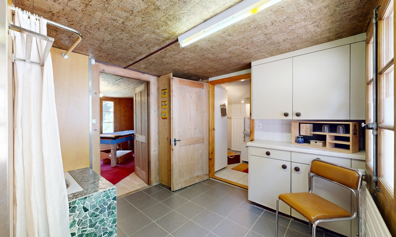 cuisine avec light countertops, plans de travail, white cabinets, armoires blanches, et inside property