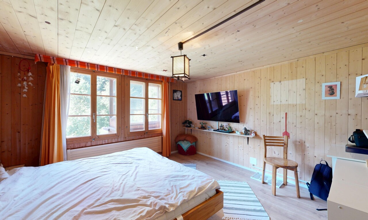 chambre avec plafond en bois, wood ceiling, sol en finition bois, wood finish floor, et inside property