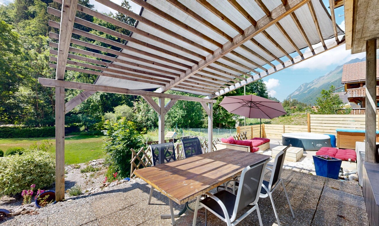 terrasse avec coin repas extérieur, bain à remous, from property, pergola, et day time