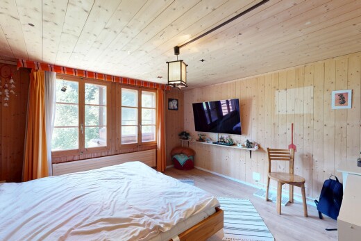 chambre avec plafond en bois, wood ceiling, sol en finition bois, wood finish floor, et inside property